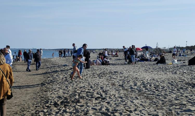 Erano in migliaia e si fa gi&agrave; il bagno