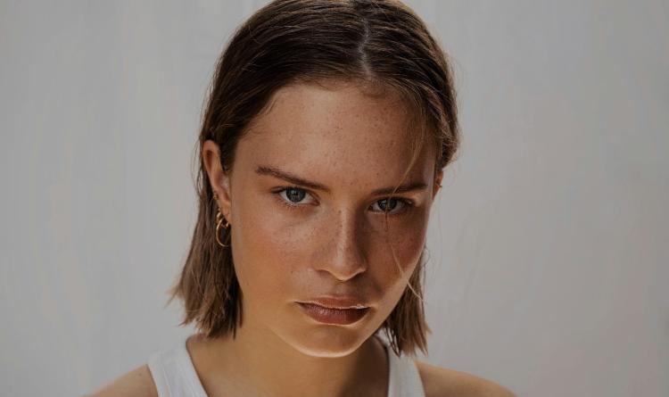 Pelle sotto stress urbano, i nuovi cosmetici puntano su protezione invisibile e assorbimento rapido