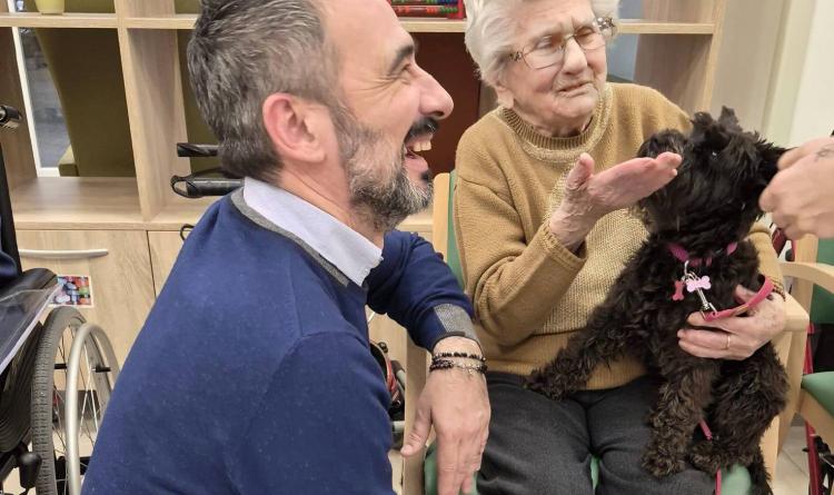 Gli anziani scoprono la pet therapy