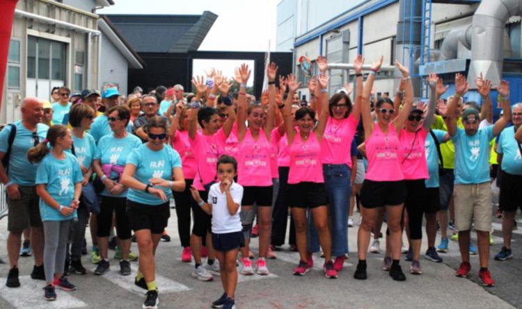 Un serpentone rosa va di corsa