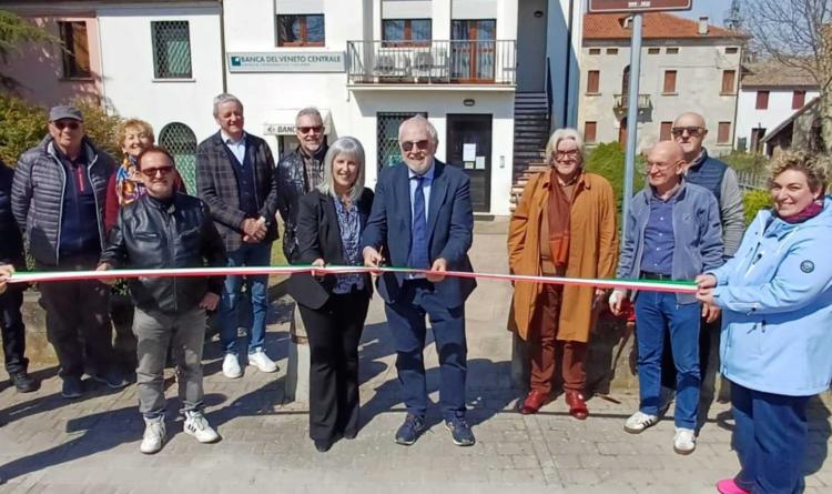 Una targa in onore della banca: &ldquo;Forte legame con la comunit&agrave;&rdquo;