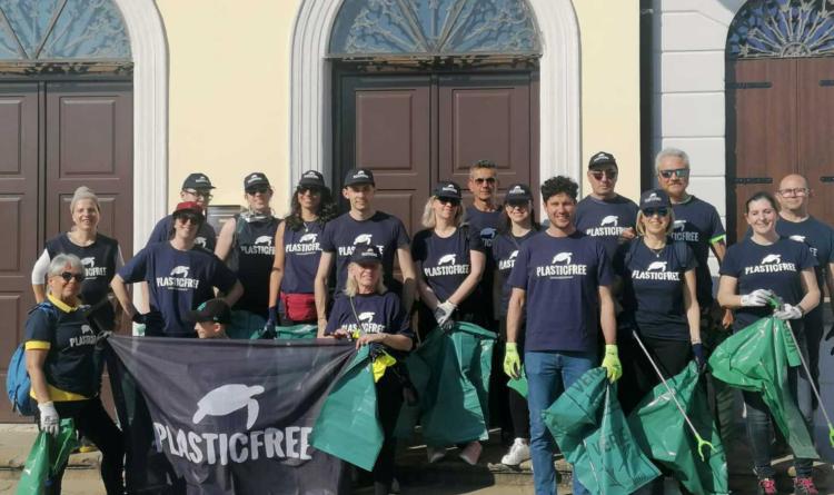 40 sacchi di rifiuti raccolti