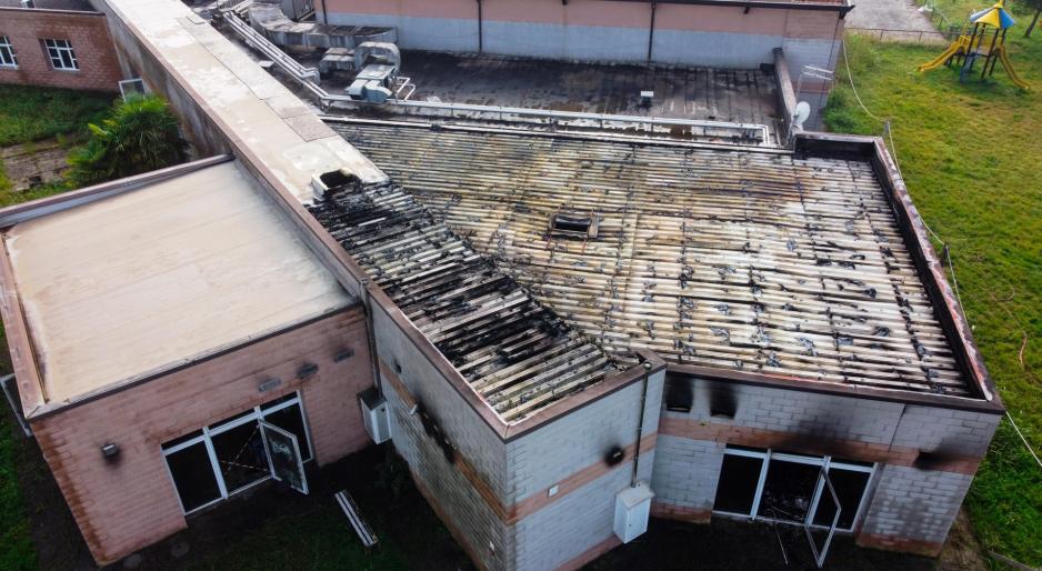 Fiamme in piscina, allarme nella notte