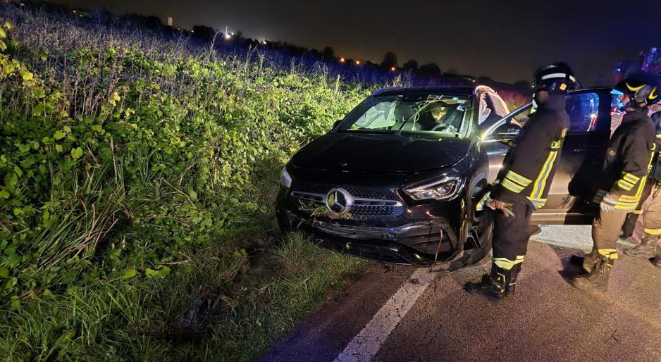 Vola fuori strada per evitare il frontale: finisce in ospedale