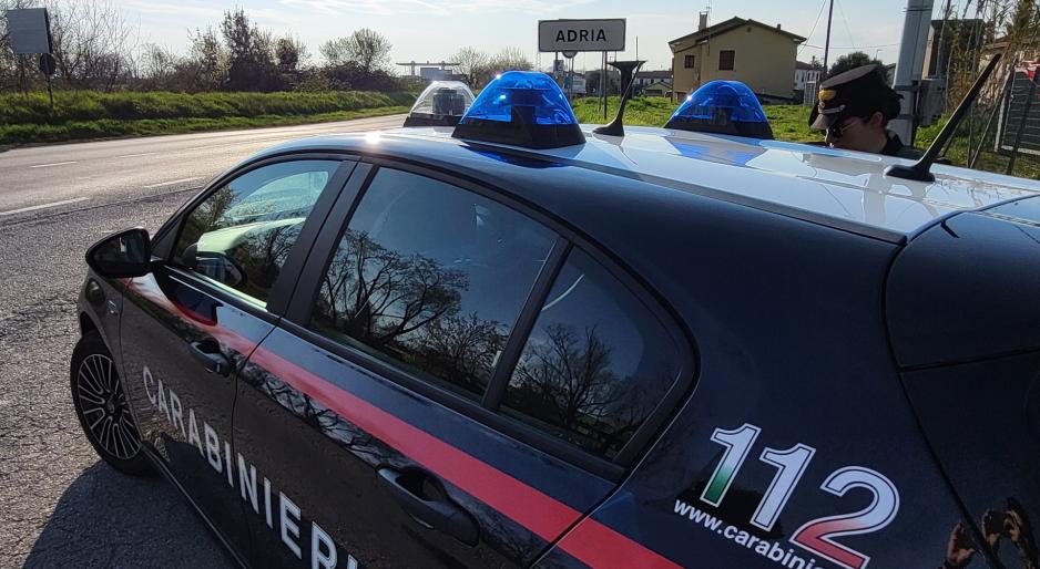 Sperona i carabinieri e forza il posto di blocco