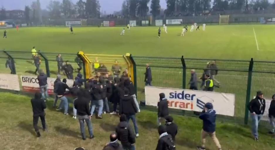 Bomba carta e scontri allo stadio: piovono Daspo