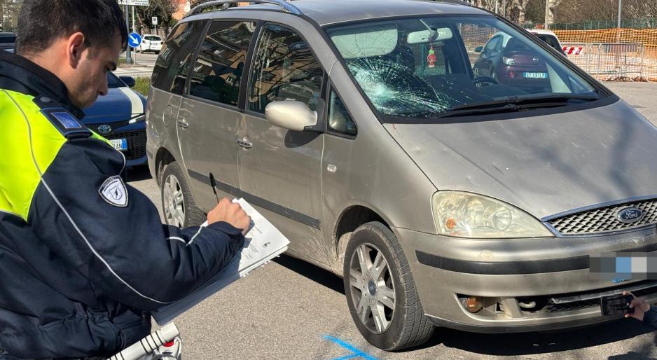Anziano in bici travolto da un'auto, corsa in ospedale