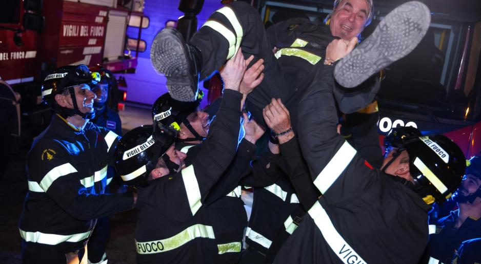 Il saluto a un grande pompiere