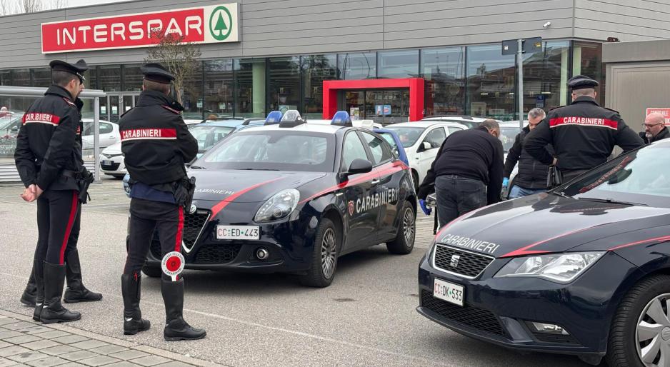 Muore nel posteggio del supermercato