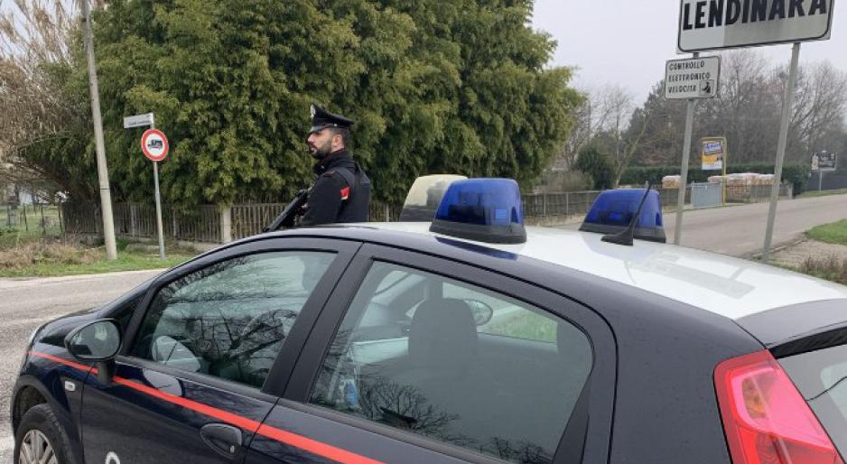 Minaccia i vicini con una motosega