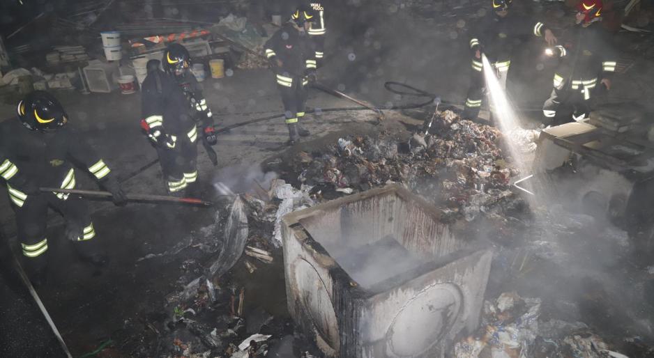 Si levano le fiamme, ci pensano i pompieri