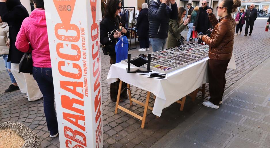 La caccia all&rsquo;affare riempie il centro
