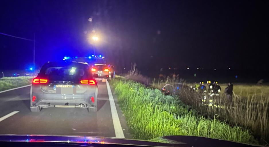 Scontro tra auto, una vola nel fossato