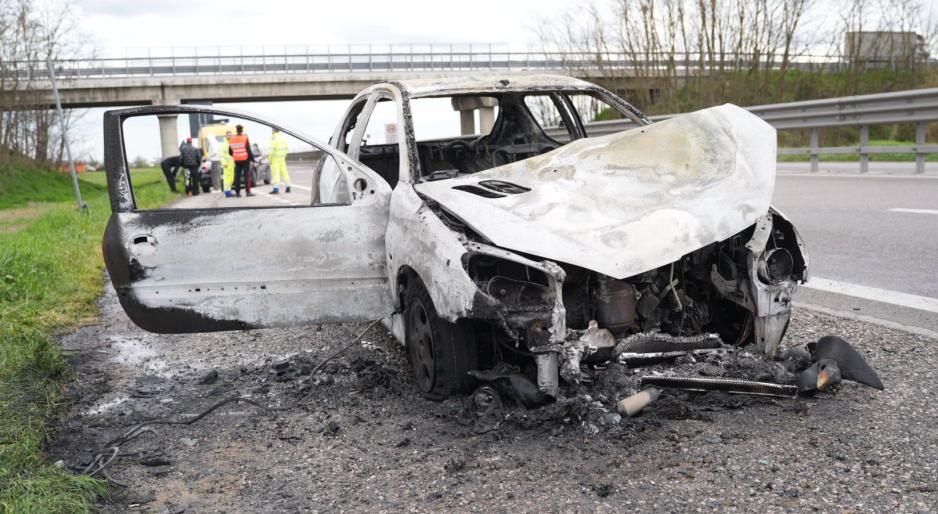 Paura per un'auto in fiamme in Transpolesana