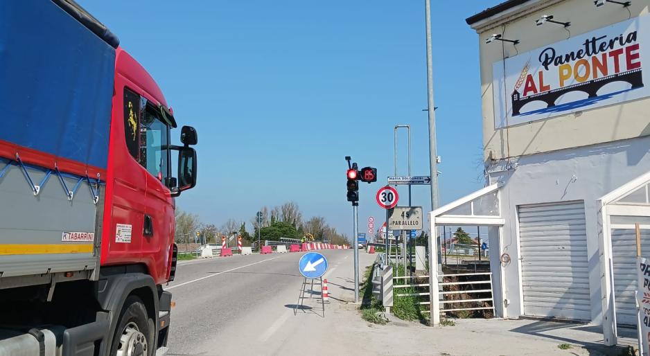 Si accende il semaforo sul ponte: prime code in Statale 16 a Bosaro