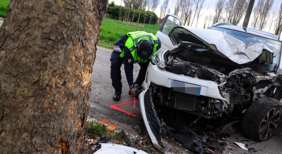 Spaventoso incidente, in ospedale pap&agrave; e bimba di due anni