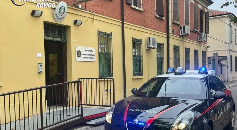 Mettono online il gommone rubato, si presentano i carabinieri