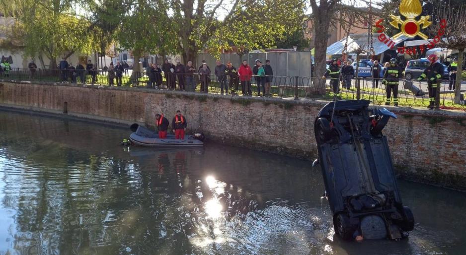 Vola con l'auto nel Canalbianco