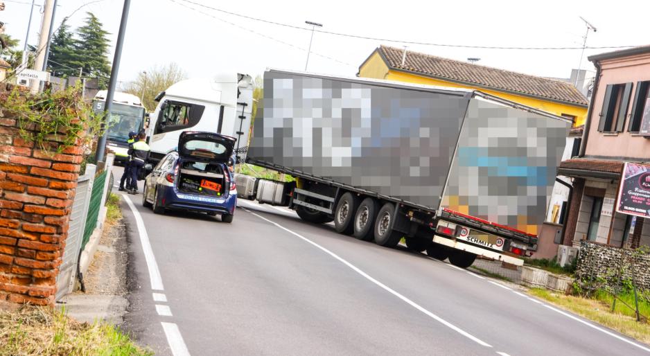 Tir s'intraversa, strada bloccata