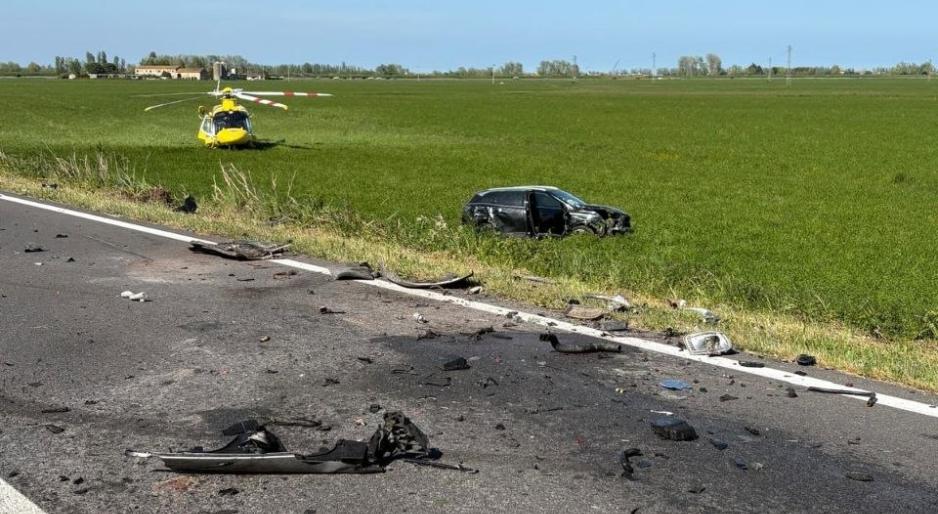 Schianto sulla strada del mare: cinque feriti, uno grave