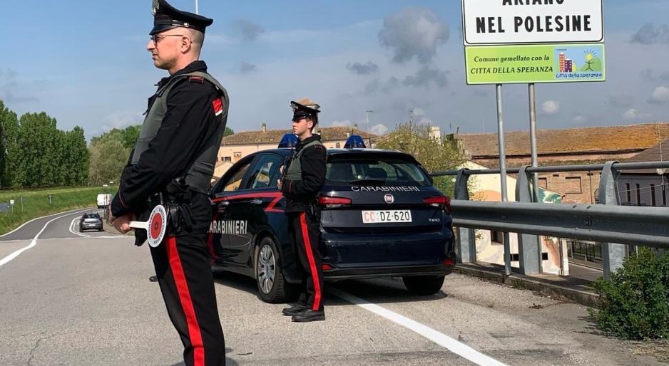 Armata di catena, semina il panico in negozio