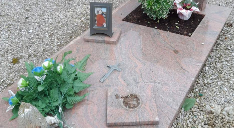 I ladri di rame depredano le tombe