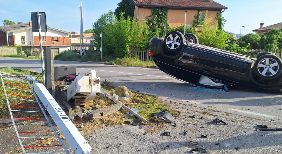 Auto contro il passaggio a livello: linea ferma, danni e paura