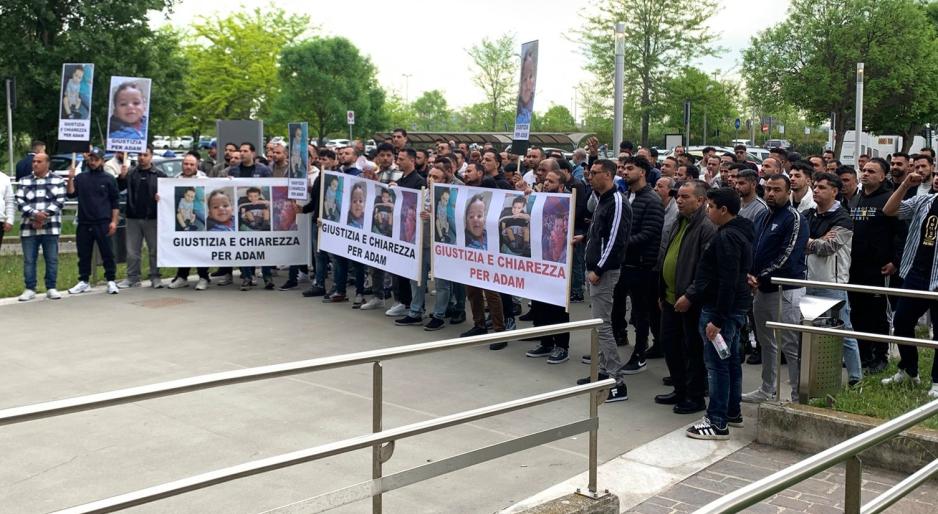 "Giustizia per Adam", in 137 protestano sotto l'ospedale