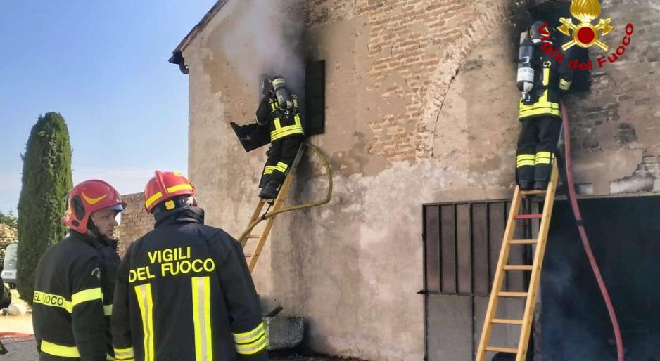 Magazzino in fiamme, arrivano i pompieri