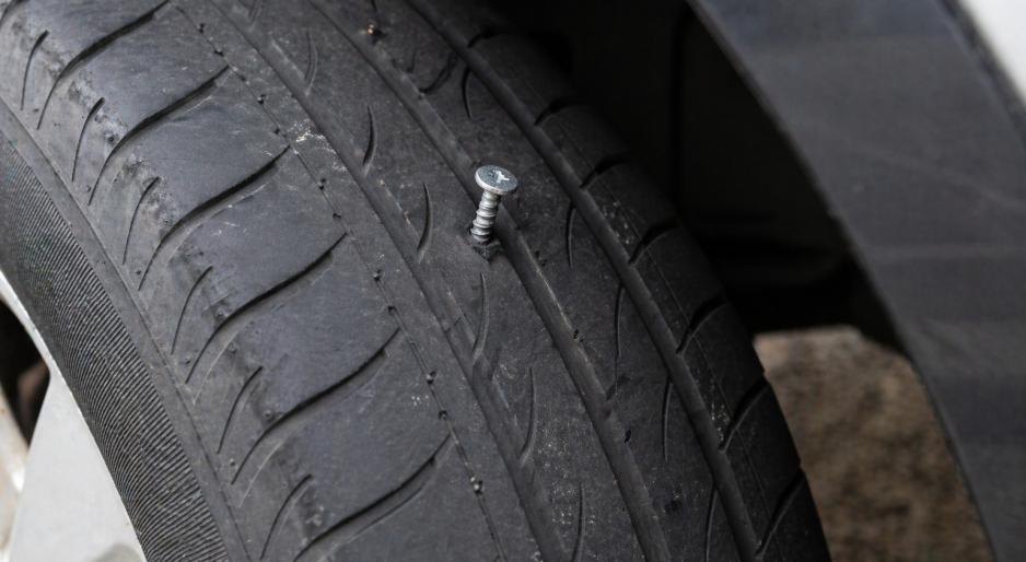 La rotatoria fa strage di pneumatici