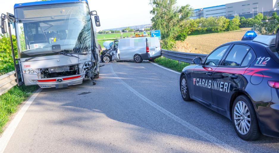 Mezzi distrutti e cavalcavia chiuso