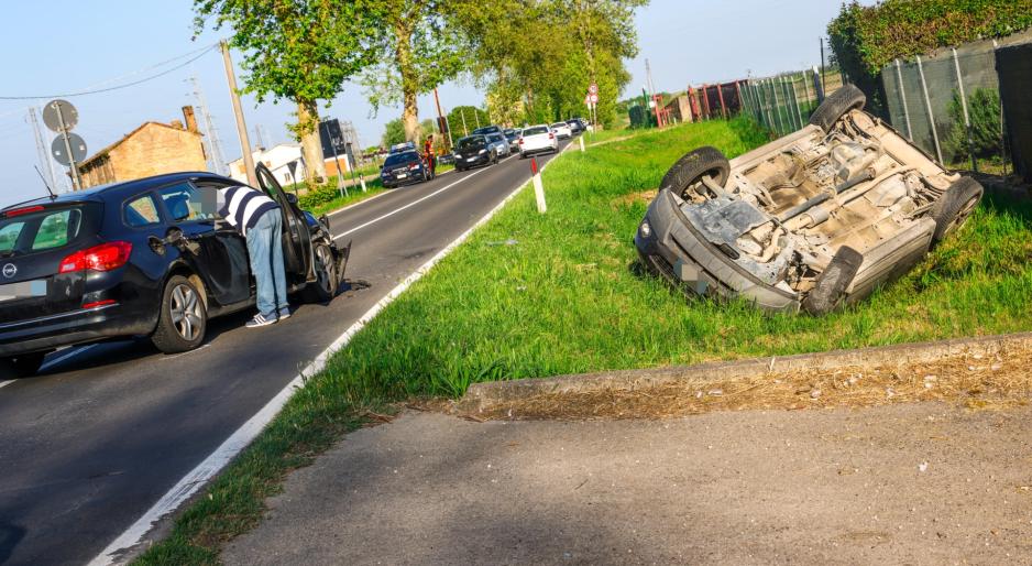 Pauroso incidente, auto ribaltata nella scarpata