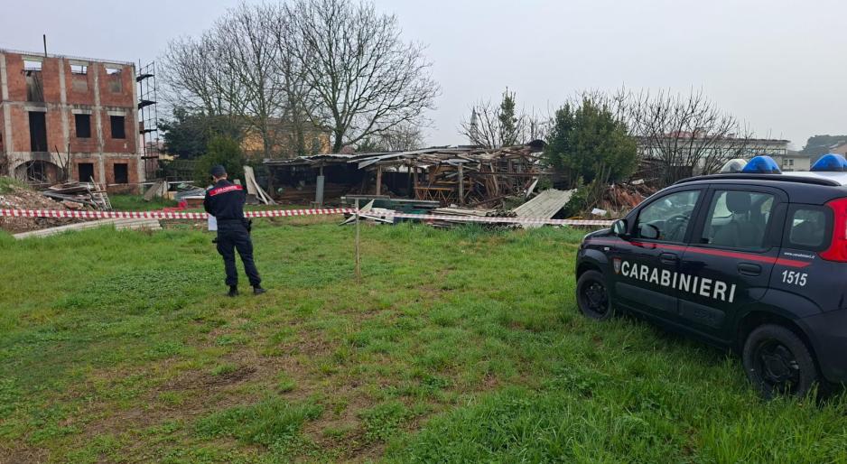 Sversano rifiuti pericolosi vicino a un rudere, denunciati