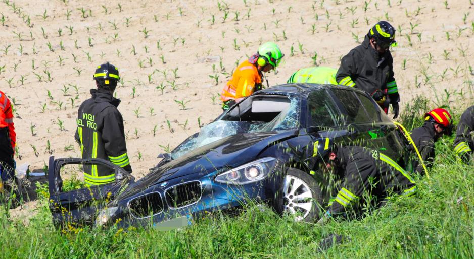 Terrificante incidente, automobilista grave