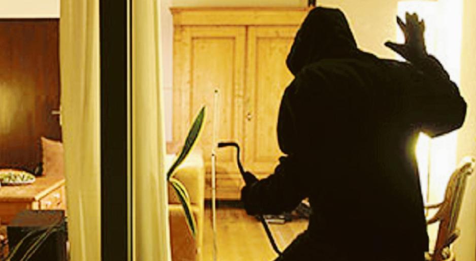 Chiude la finestra e trova i ladri