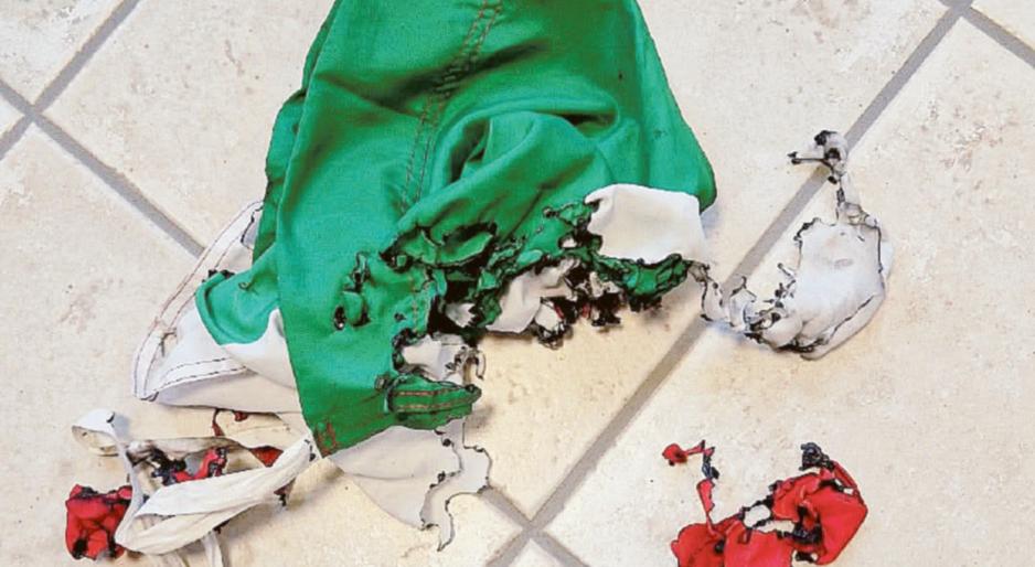 Tricolore rubato e bruciato