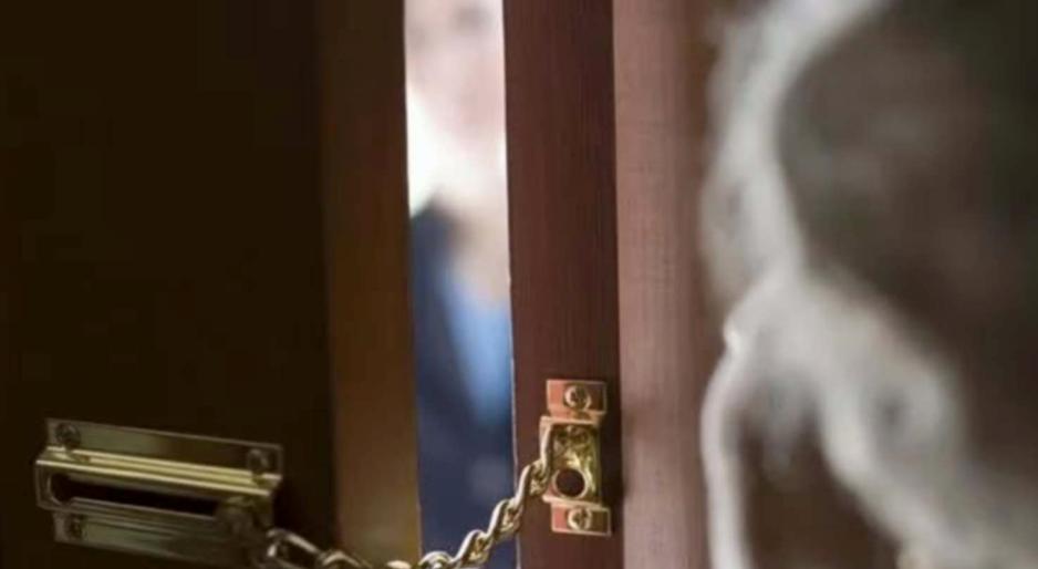 Derubati da un falso finanziere