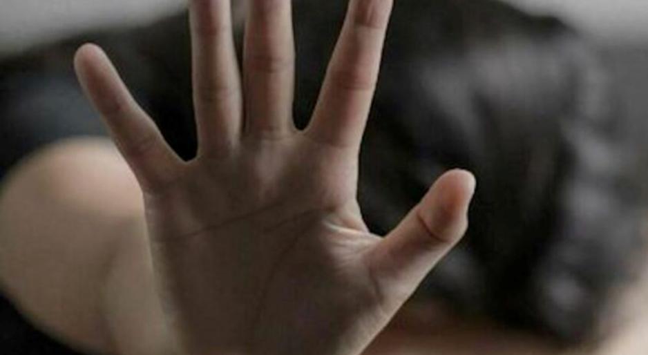 Bottigliate e offese sui muri di casa