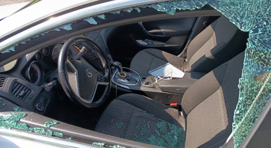 Spaccate sulle auto e negoziante seguito e derubato