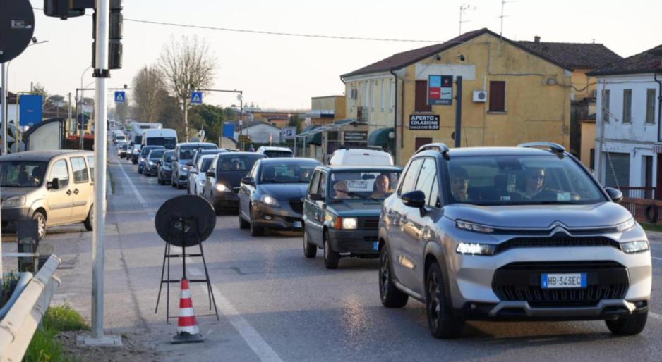 Incidente in A13, code sul ponte