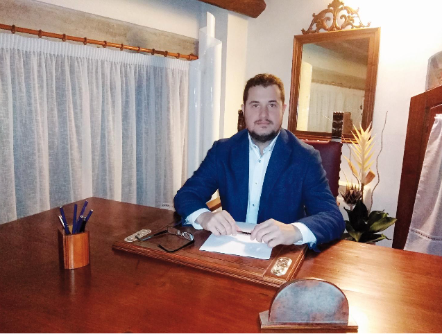 Alberto Viaro, Portavoce di Attivamente in Prima Persona. A sinistra il logo dell’associazione