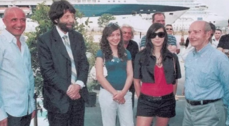 Da sinistra Ivano Boscolo Bielo, l'allora sindaco di Venezia Massimo Cacciari, le due figlie di Ivano e il nonno Angelo Boscolo Bielo, in occasione dei 40 anni di Ivano.